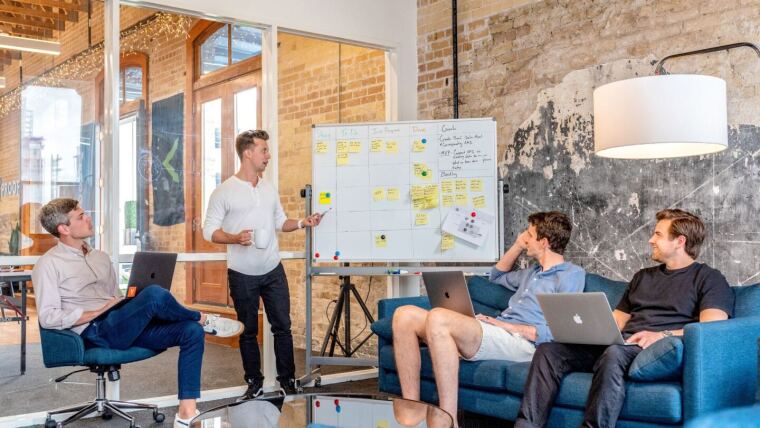 Besprechung von 3 Personen mit Flipchart und Sofa