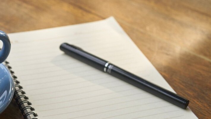 Schreibblock mit Stift