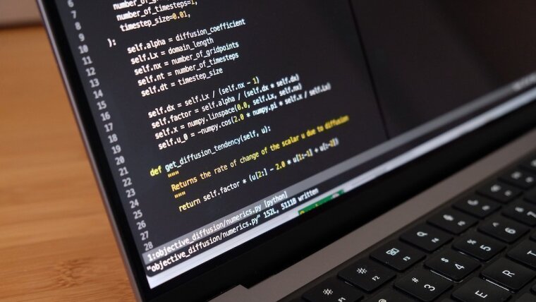Der untere linke  Ausschnitt eines Laptobbildschirmes. Auf diesem ist Code zu erkennen.