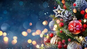 Weihnachtsbild mit Kugeln, Tannengrün und Lichtern